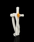 Cruz de mesa com manto branco vista de baixo, destacando o brilho dourado central