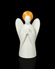 Anjo da guarda branco com asas abertas, mãos em oração e auréola dourada, visto de frente