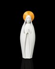 Imagem de Nossa Senhora de manto branco com as mãos em oração e auréola dourada, vista de frente