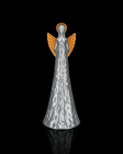 Anjo de branco com asas douradas visto de frente