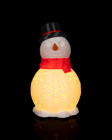 Boneco de neve branco com cartola preta e cachecol vermelho, aceso por dentro