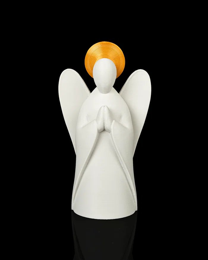 Anjo da guarda branco com asas abertas, mãos em oração e auréola dourada, visto de frente