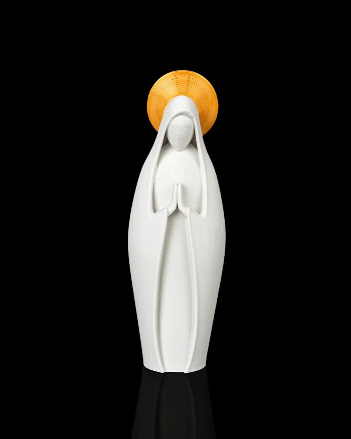 Imagem de Nossa Senhora de manto branco com as mãos em oração e auréola dourada, vista de frente