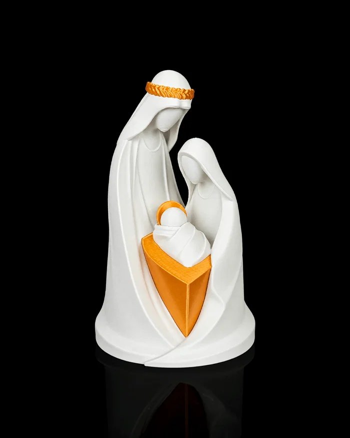 Escultura da Sagrada Família em branco com berço e coroa em amarelo, sobre fundo preto