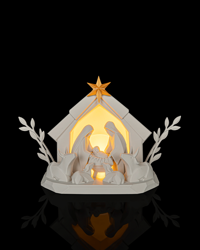 Presépio de Natal branco com estrela dourada no topo e luz acesa por dentro