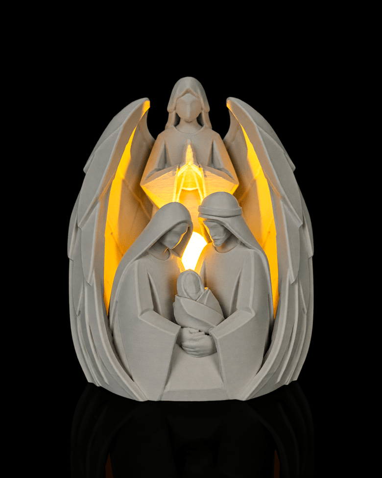 Anjo branco de asas abertas envolvendo a sagrada família iluminada por dentro